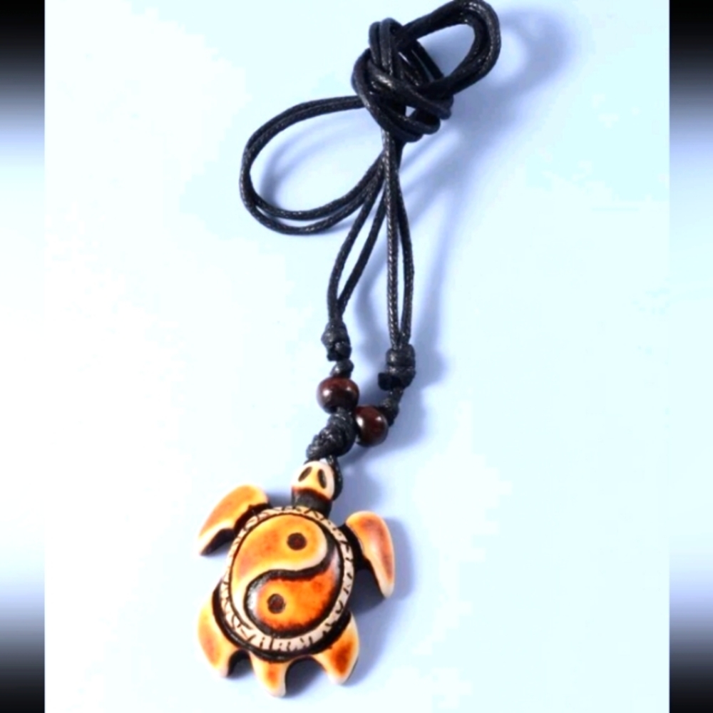 TORTOISE PENDANT NECKLACE NEW